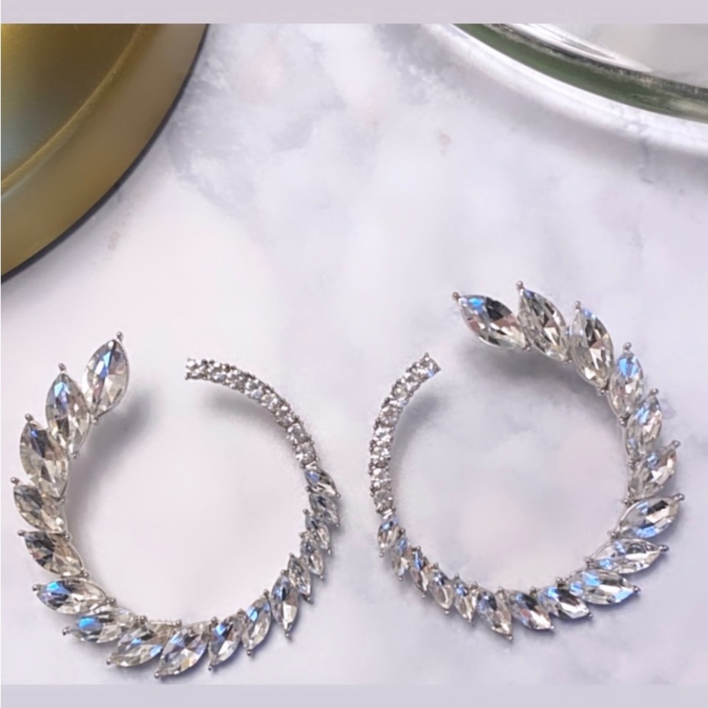 Beautiful round pierced earrings with leaf crystals.